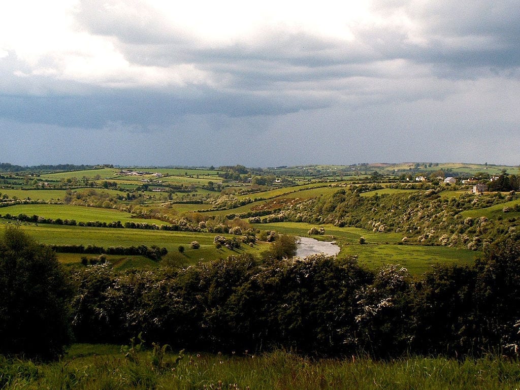 Valley of the River Boyne. By Jule_Berlin [CC BY 2.0 (http://creativecommons.org/licenses/by/2.0)], via Wikimedia Commons