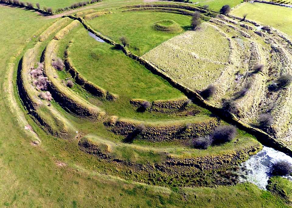 By West Lothian Archaeological Trust (Jim Knowles, Frank Scott and John Wells) [CC BY-SA 4.0 (http://creativecommons.org/licenses/by-sa/4.0)], via Wikimedia Commons