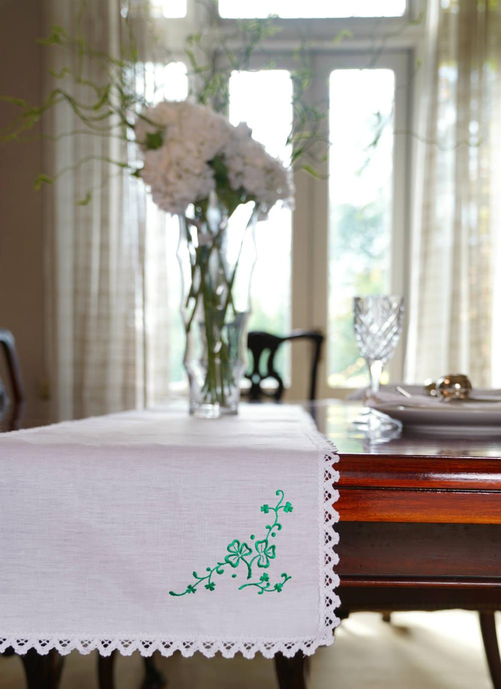 Shamrock Spray Linen Table Runner